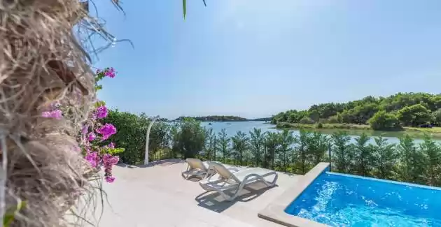 Fiorido White Junior Suite in Villa Vizula