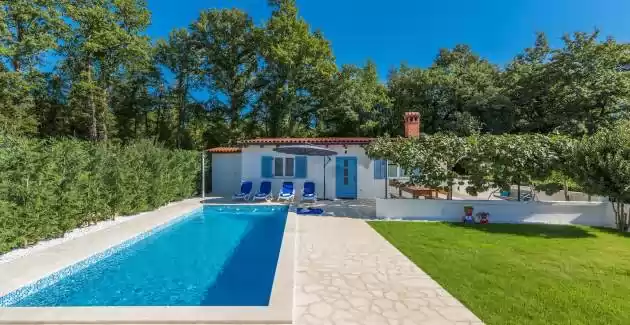 Ferienahus Lana mit eigenem Pool 