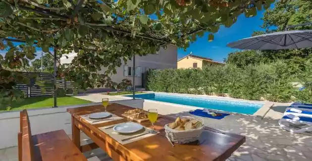 Ferienahus Lana mit eigenem Pool 