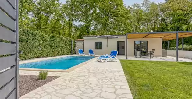 Kuća za odmor Lana sa privatnim bazenom i vrtom
