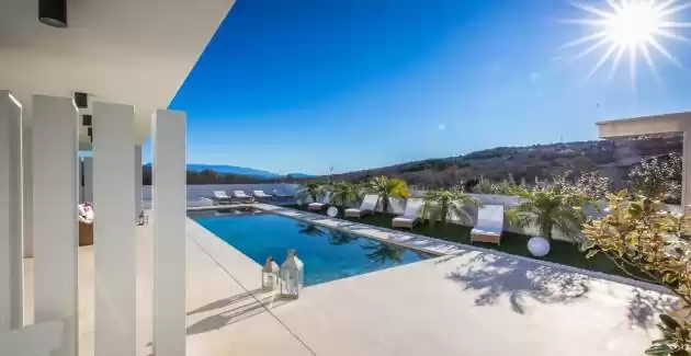 Villa Milly s vanjskim i unutarnjim bazenom - otok Krk