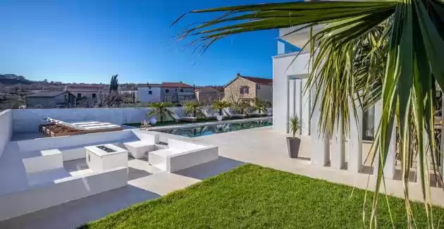 Villa Milly s vanjskim i unutarnjim bazenom - otok Krk