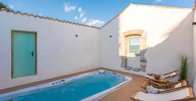 Villa Paola con una piscina panoramica