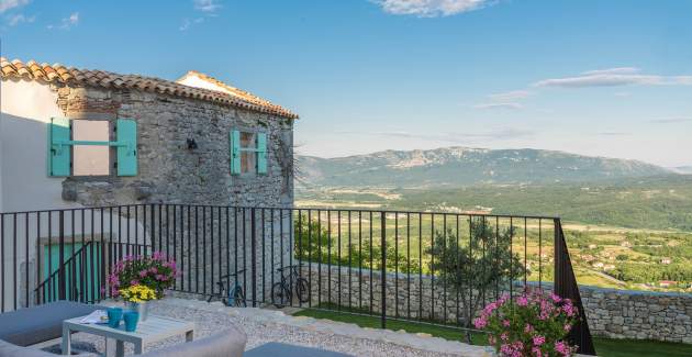 Villa Paola with a Roof-pool in central Istria