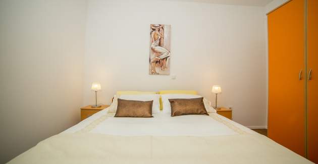 Two Bedroom Apartment Sara Milas - Podstrana