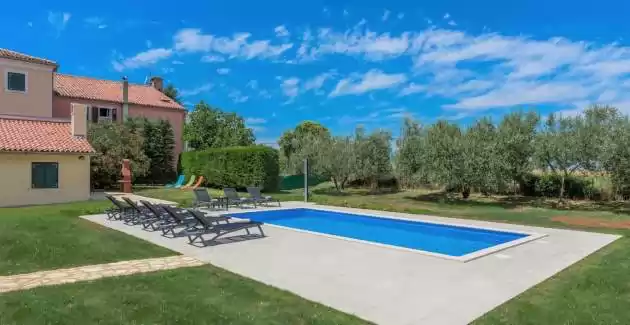 Ferienhaus Flora mit privatem Pool