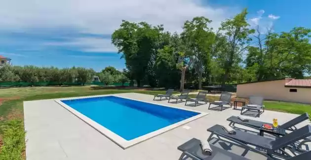 Ferienhaus Flora mit privatem Pool