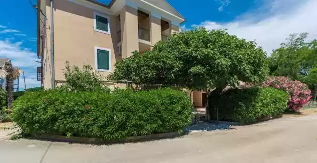 Holiday house Flora with private pool