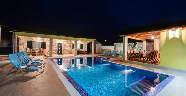 Villa Petra con cucina estiva e piscina