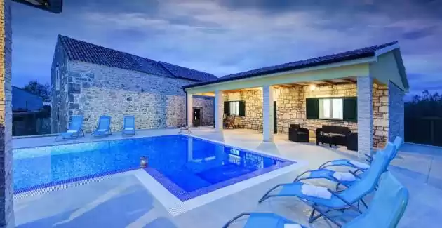 Villa Petra con cucina estiva e piscina