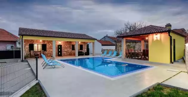 Villa Petra con cucina estiva e piscina