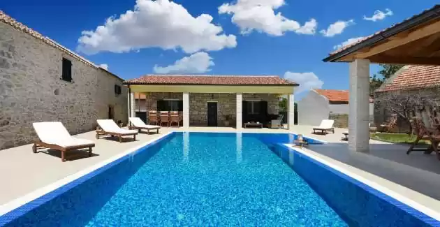 Villa Petra con cucina estiva e piscina