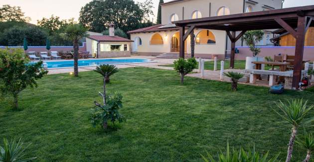 Apartman sa četiri spavaće sobe br.5 u Via Flavia
