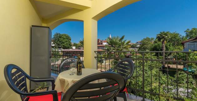 Apartment with balcony Sunrise in Tar