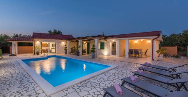 Holiday House Jurici with private pool