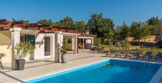 Holiday House Jurici with private pool