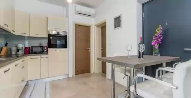 Ferienwohnung Vedran Kufci mit Terrasse und privatem Pool