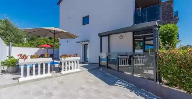 Ferienwohnung Vedran Kufci mit Terrasse und privatem Pool