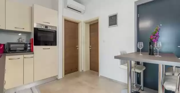 Ferienwohnung Vedran Kufci mit Terrasse und privatem Pool