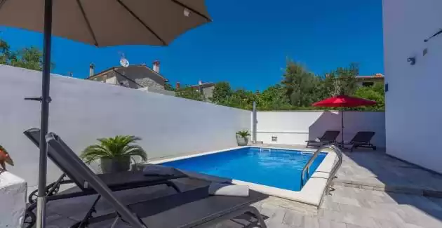 Ferienwohnung Vedran Kufci mit Terrasse und privatem Pool