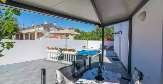 Ferienwohnung Vedran Kufci mit Terrasse und privatem Pool