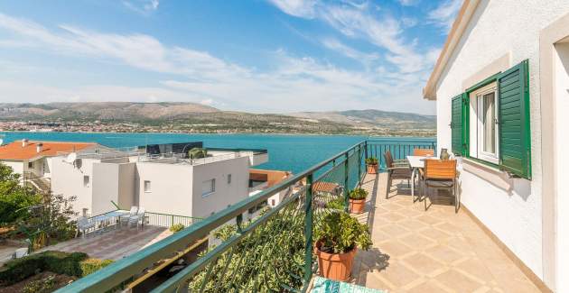 Apartments Barba Ciovo / B1 with sea view