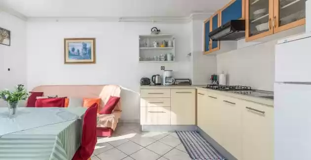 Apartman Emili A4 sa balkonom i pogledom na vrt