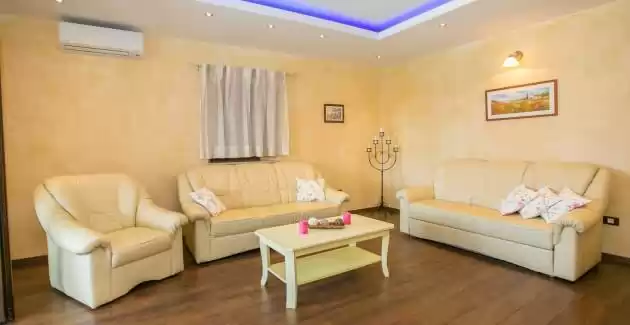 Charming Villa Luce Ribari