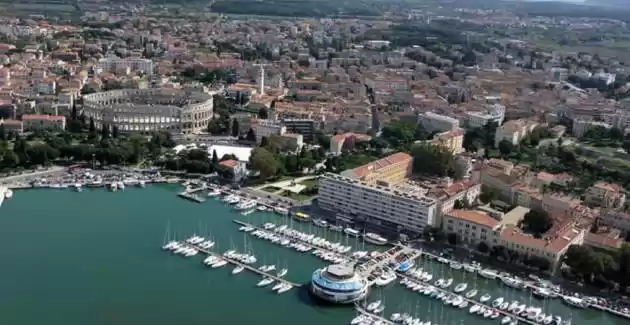 Studio Apartment Smaila A1 nel centro della città di Pula