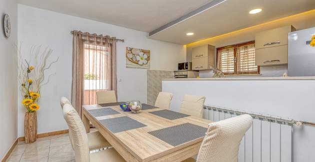 Apartment Emanuela with Private Pool near Pula 