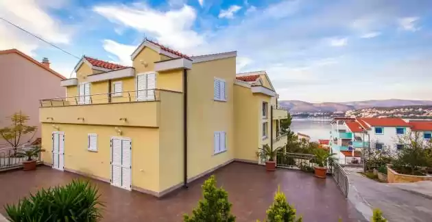 Apartment Jenny with pool view - Island Ciovo