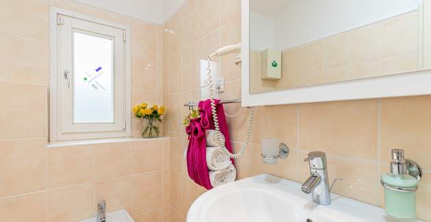 Studio Apartment Irena IV mit Pool und Garten