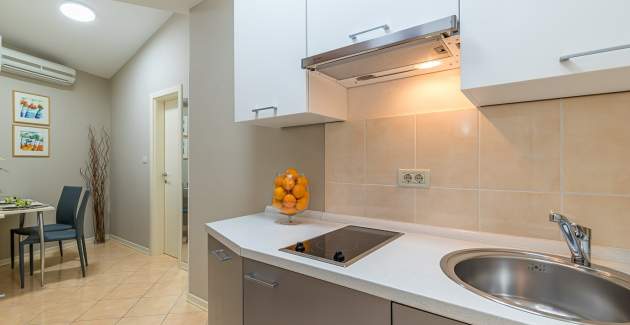 Studio Apartment Irena IV mit Pool und Garten