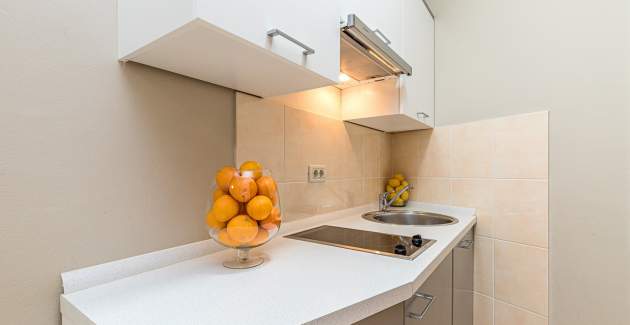 Studio Apartment Irena IV mit Pool und Garten
