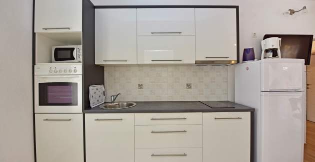 Apartman Laura B sa terasom i pogledom na vrt