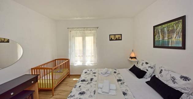 Apartman Laura B sa terasom i pogledom na vrt