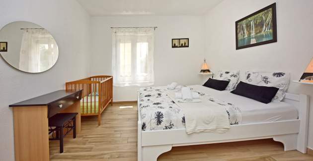 Apartman Laura B sa terasom i pogledom na vrt