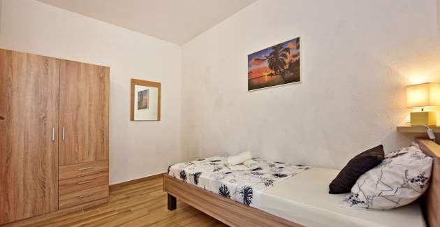 Apartman Laura B sa terasom i pogledom na vrt