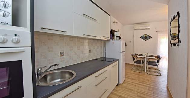 Apartman Laura B sa terasom i pogledom na vrt