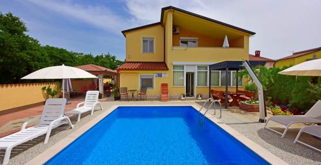 Apartment Laura C with Balcony and Pool View