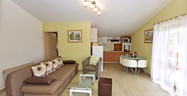 Apartman Laura C sa balkonom i pogledom na bazen