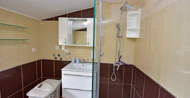 Apartman Laura C sa balkonom i pogledom na bazen