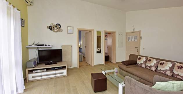 Apartman Laura C sa balkonom i pogledom na bazen