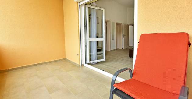 Apartman Laura C sa balkonom i pogledom na bazen