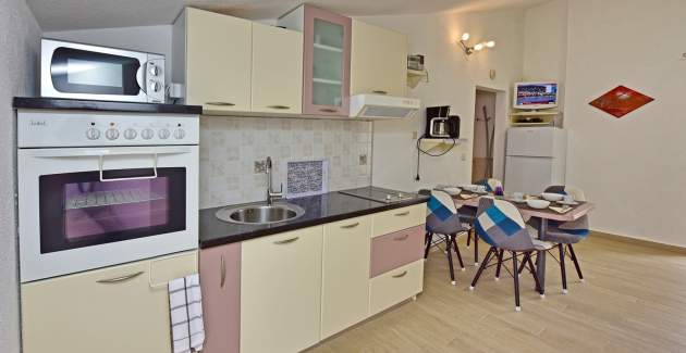 Apartman Laura D s balkonom i pogledom na vrt