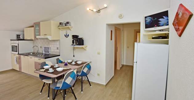 Apartman Laura D s balkonom i pogledom na vrt