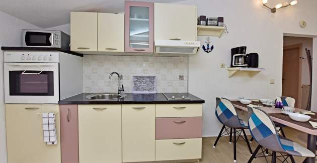 Apartman Laura D s balkonom i pogledom na vrt