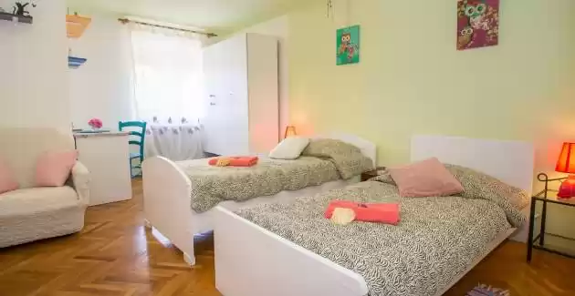 Kuća za odmor Marinela sa privatnim bazenom u ograđenom dvorištu