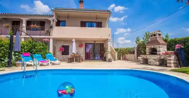 Kuća za odmor Marinela sa privatnim bazenom u ograđenom dvorištu