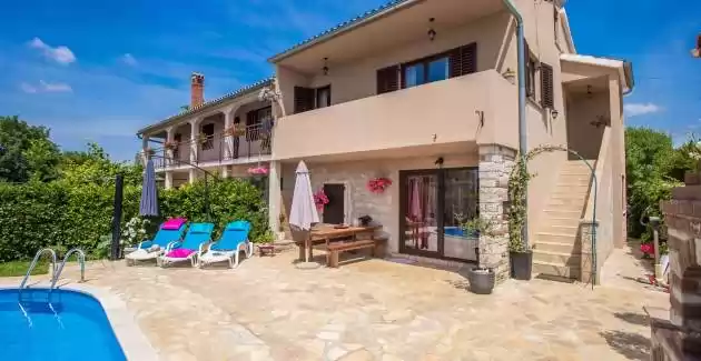 Kuća za odmor Marinela sa privatnim bazenom u ograđenom dvorištu